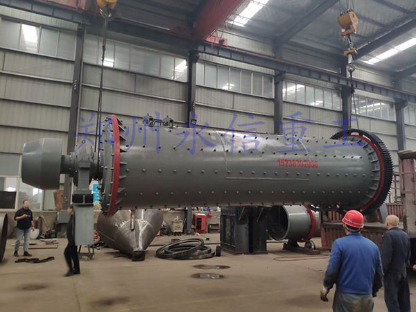 云南曲靖球磨機發(fā)貨現場